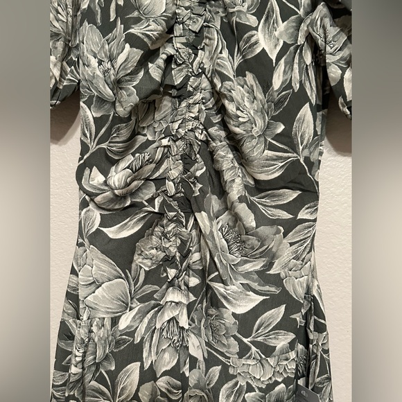 NWT Moon River Floral Gathered Puff Sleeve Dress
Size M more like a Size Small - Picture 7 of 9